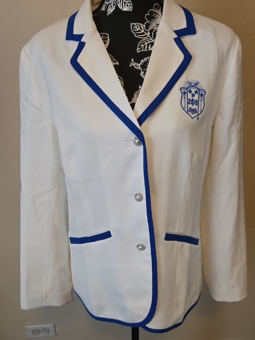 Women’s Size M Zeta Phi Beta White Blazer with Blue Trim